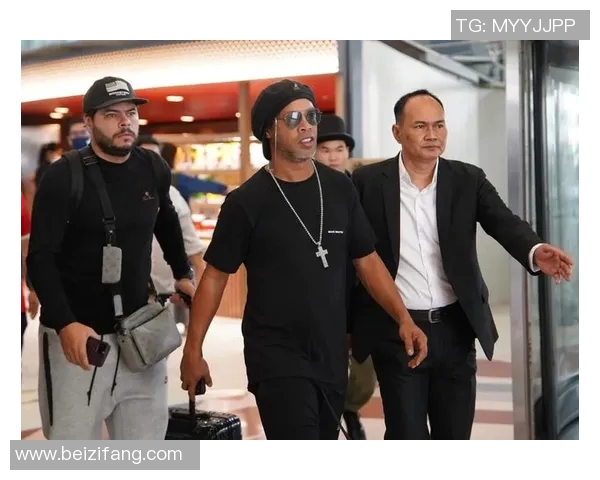 巴西足球明星走进街头与球迷亲密互动展现热情与魅力