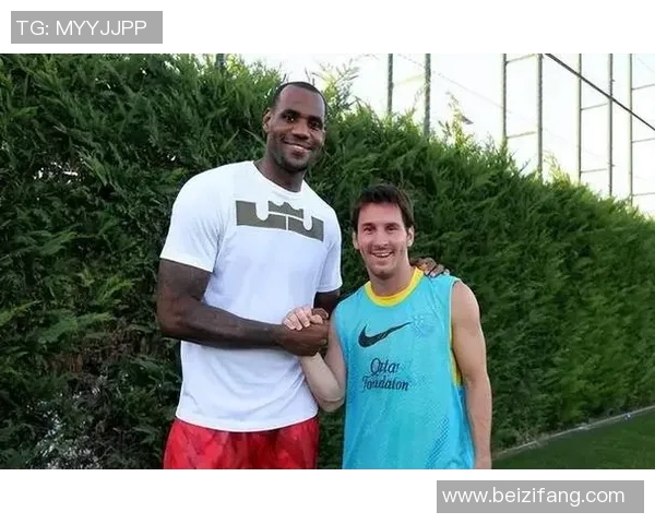 詹姆斯与足球明星的精彩互动瞬间全记录揭秘球场背后的友谊与激情