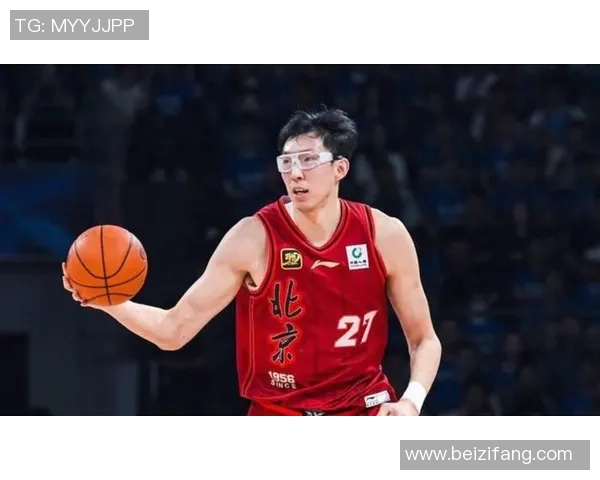 男明星篮球场上情绪失控引发热议粉丝纷纷围观现场气氛紧张
